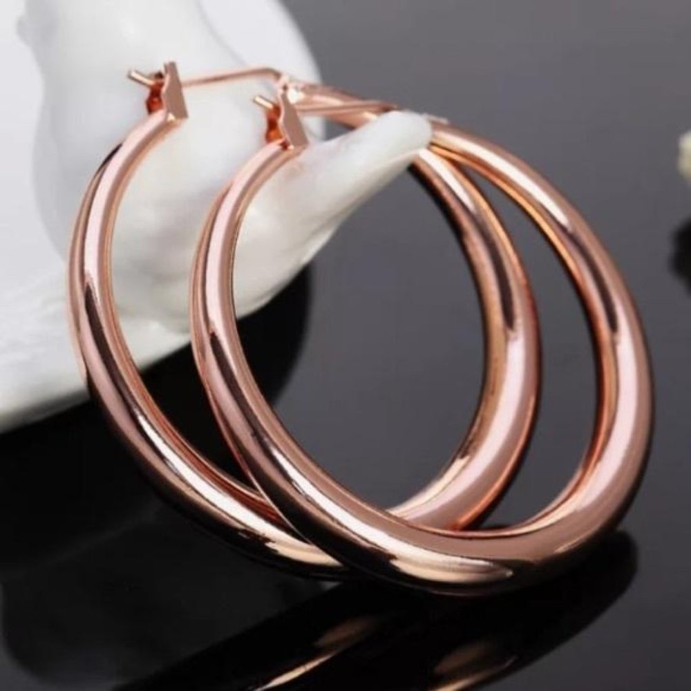 NEW 18K ROSE GOLD 1.5” ROUND HOOPS, NICE EARRINGS, CUTE EARRINGS